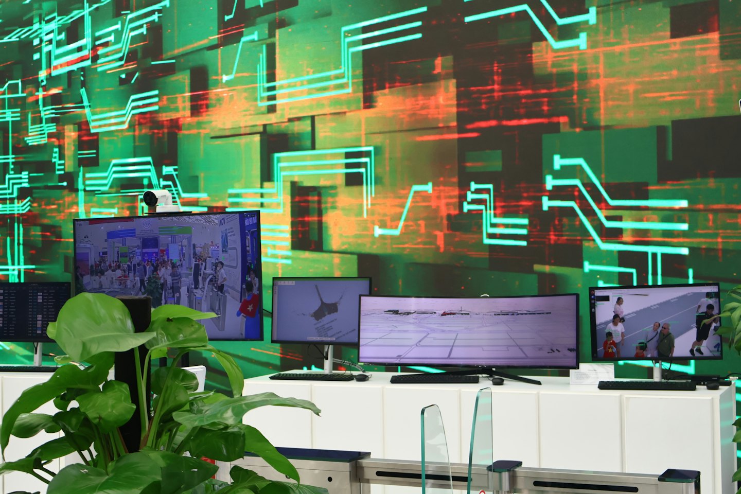 Wielokrotne ekrany cyfrowe wyświetlają nagrania z monitoringu i mapy w sali kontrolnej.
